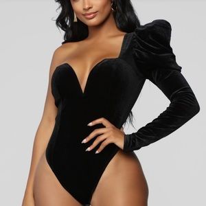 Black Velvet one sleeve puffy shoulder bodysuit!